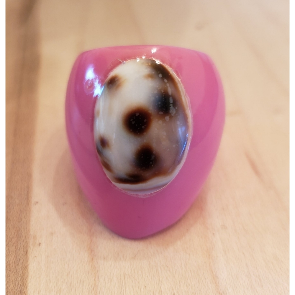 Vintage Chunky Ring Acrylic with Seashell …